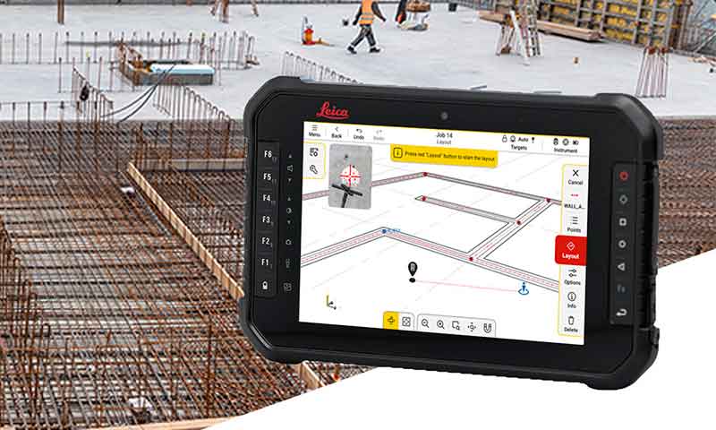 コンクリート打設前に、鉄筋の前で、建設レイアウト用Leica iCON tradesソフトウェアが搭載された黒いLeica iCON タブレット型コンピュータを操作する赤い安全帽をかぶった建設作業員